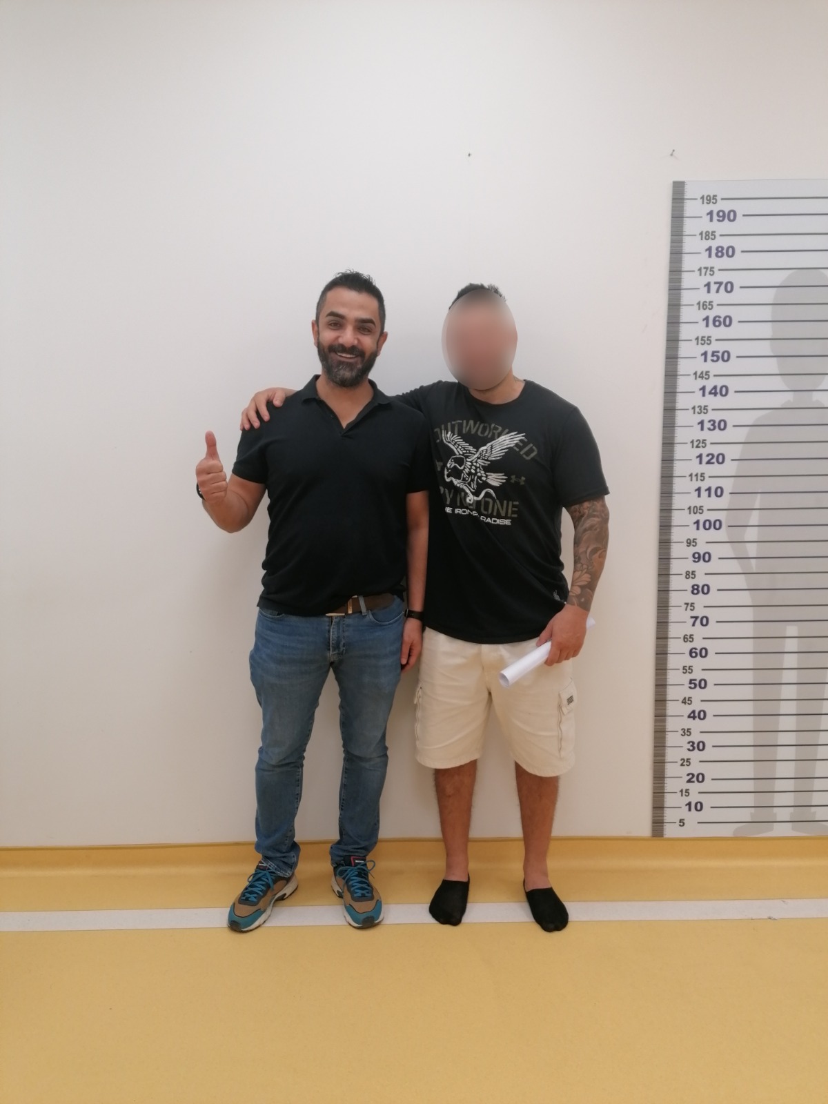 Rencontre entre le chirurgien et ses patients après la chirurgie des jambes