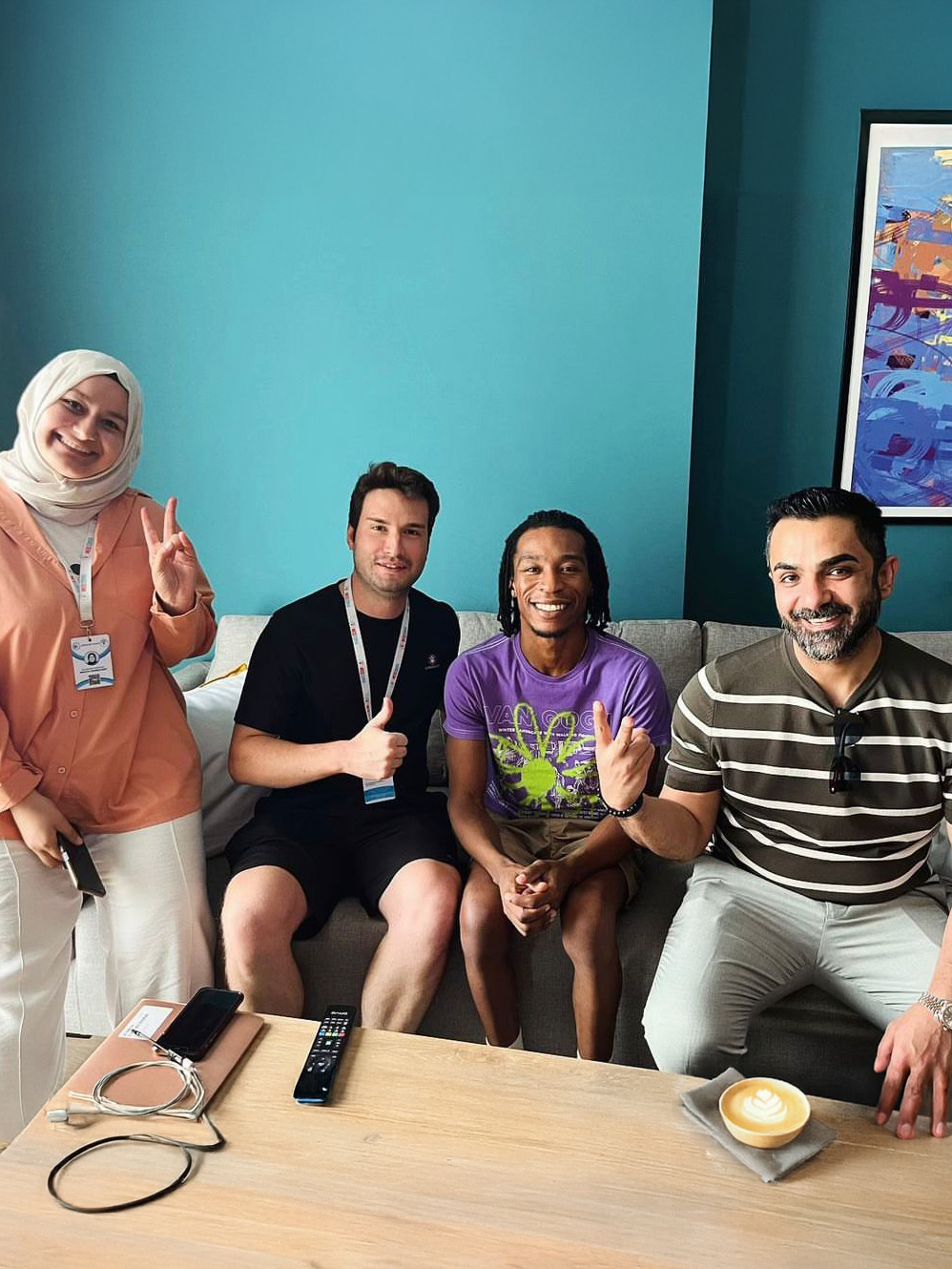 Rencontre entre le chirurgien et ses patients après la chirurgie des jambes
